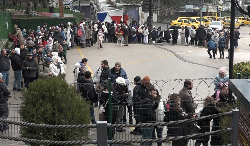 Uludağ’a çıkmak isteyenler metrelerce kuyruk oluşturdu