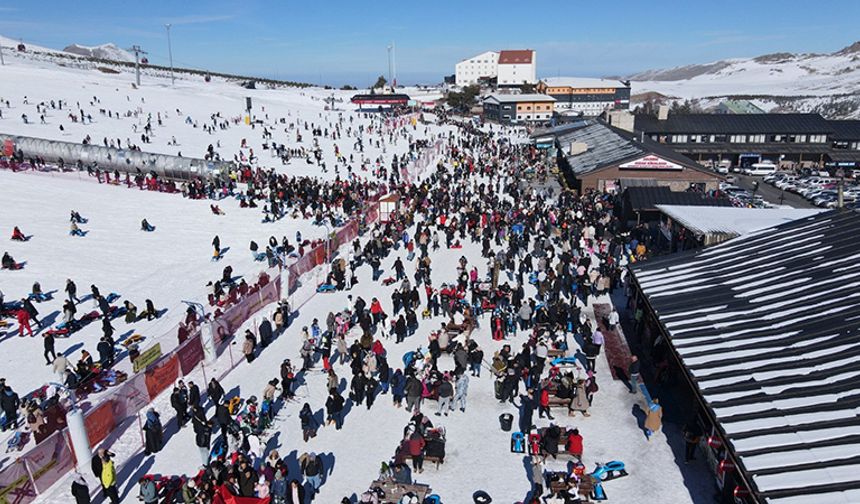 Erciyes'te hafta sonu yoğunluğu, binlerce turist pistlerde