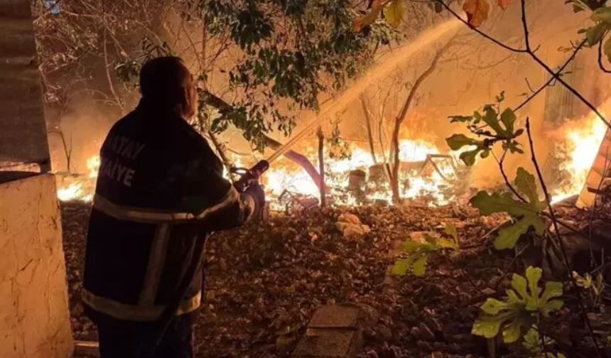 Hatay'da Ev Bahçesinde Yangın Çıktı