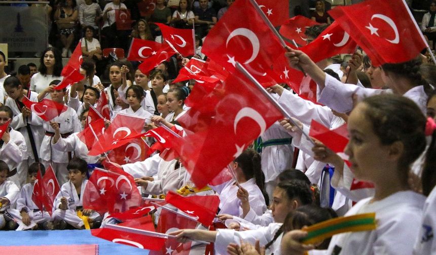 İzmirli çocuklar spor ve eğlence dolu bir gün geçirdi