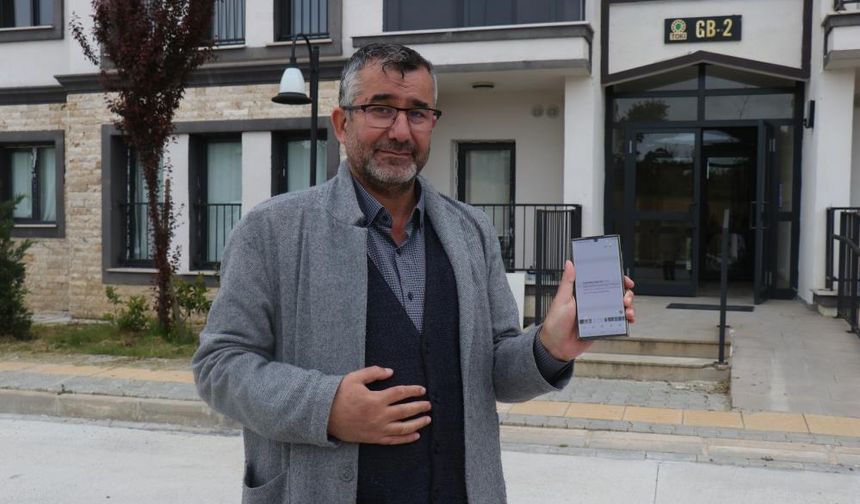 Deprem öncesinde telefonuna gelen uyarı ile dışarı çıkıp o anları kayıt altına aldı