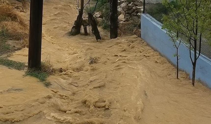 Sağanak yağış etkili oldu, köy yolu nehre döndü