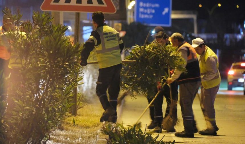 Belediye ekiplerinden gece mesaisi