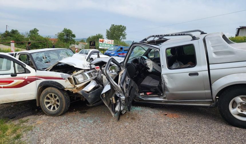 Otomobiller kafa kafaya çarpıştı: 1 ölü, 4 yaralı