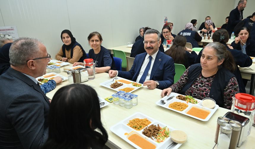 Vali Aksoy işçilerle aynı sofrada