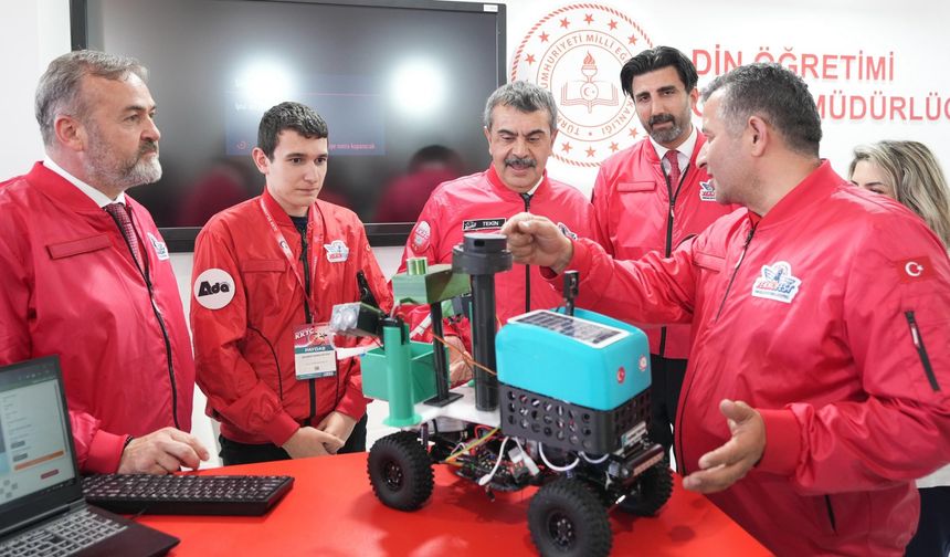 Bakan Tekin, TEKNOFEST KKTC'de gençlerle buluştu