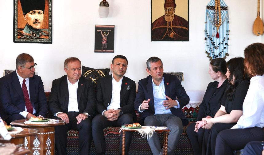 Başkan Tugay, İstanbul'da Özel ile bir araya geldi