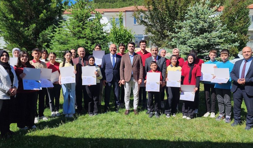 Başarılı Öğrencilere Ödülleri Verildi