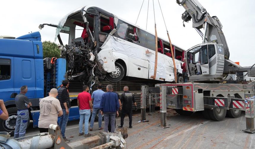 Çanakkale'de 8 kişinin öldüğü kazada enkaza dönen otobüs vinç yardımıyla olay yerinden kaldırıldı