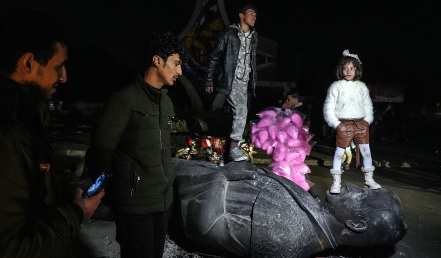 Hafız Esad’ın heykeli Emevi Meydanı’nda sürüklenmeye devam ediyor