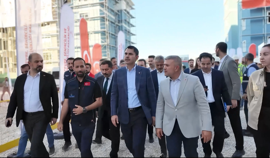 Bakan Kurum, Deprem Bölgesi Klibiyle 1 Mayıs Emek Ve Dayanışma Günü'nü Kutladı