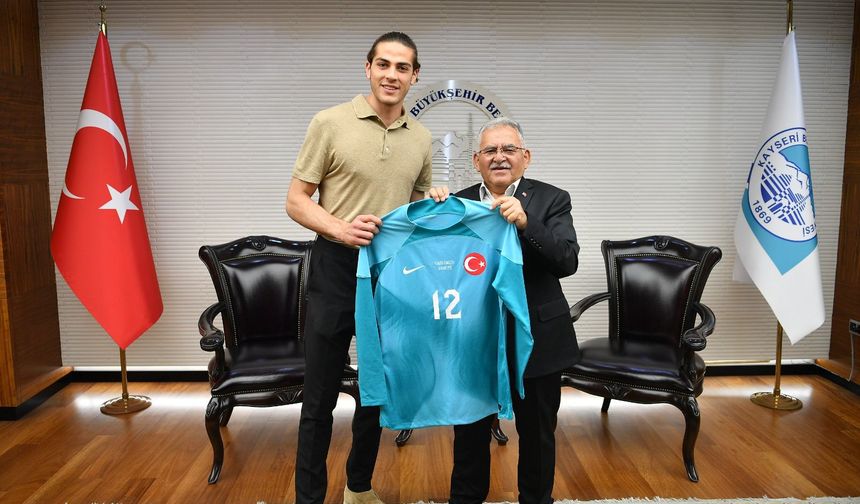 Milli futbolcu Doğan Alemdar Başkan Büyükkılıç'ı ziyaret etti