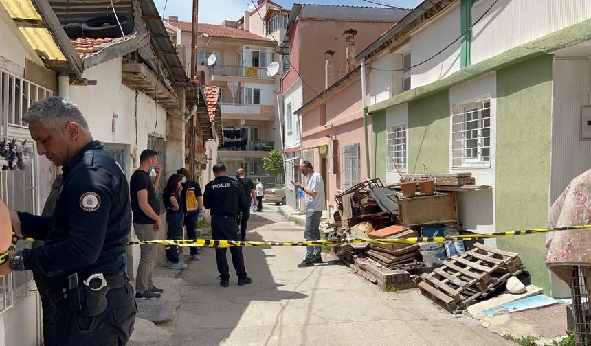 Evde ağır koku ihbarına gelen polis cesetle karşılaştı