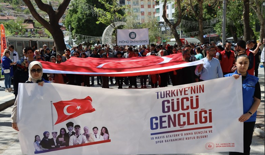 19 Mayıs Kutlamaları Gençlik Yürüyüşü ile Başladı