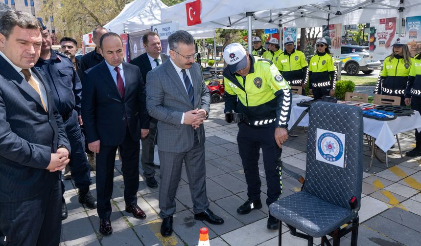 Vali Hüseyin Aksoy'dan Trafik Haftası Etkinliklerine Ziyaret
