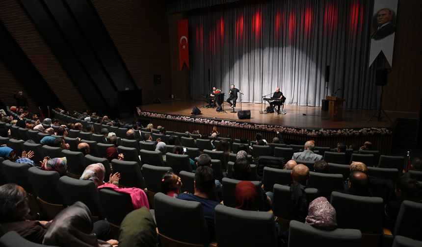 Talha Bora Öge ve orkestrası ile şiir ve türkü şöleni yaşandı