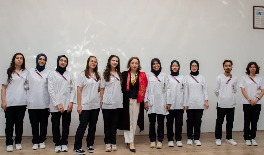 Selçuk Üniversitesi Hemşirelik Fakültesinde 180 öğrenci üniforma giydi