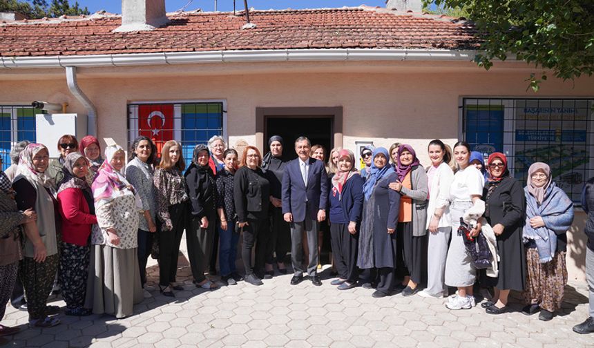 Başkan Ataç Kadınların Yılsonu Sergi Heyecanına Ortak Oldu