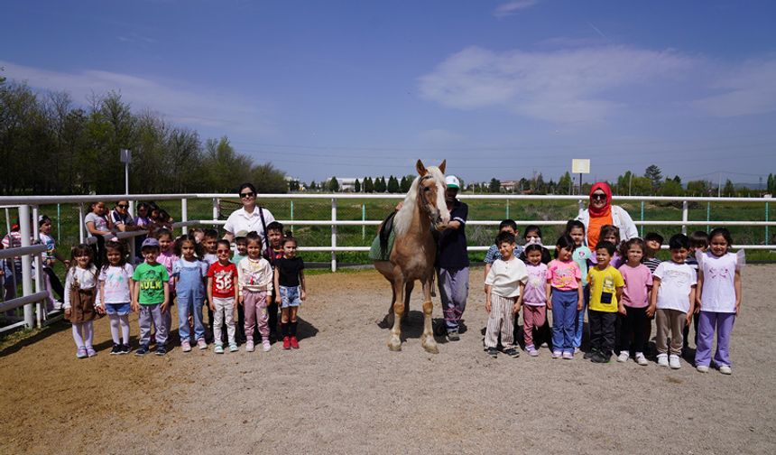 Minikler Ata Binmenin Keyfini Tepebaşı’nda Yaşıyor