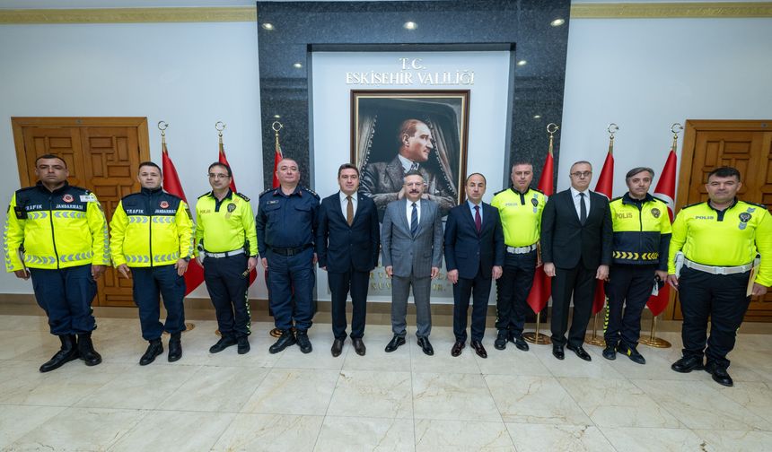 Vali Hüseyin Aksoy'dan Trafik Personeline Başarı Belgesi