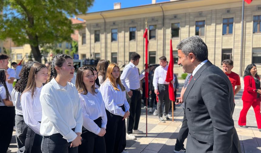 15-21 Mayıs Gençlik Haftası Çelenk Sunma Töreniyle Başladı