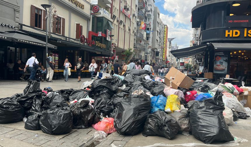 İzmir Büyükşehir Belediyesi’ndeki grev nedeniyle çöpler sokaklara taştı