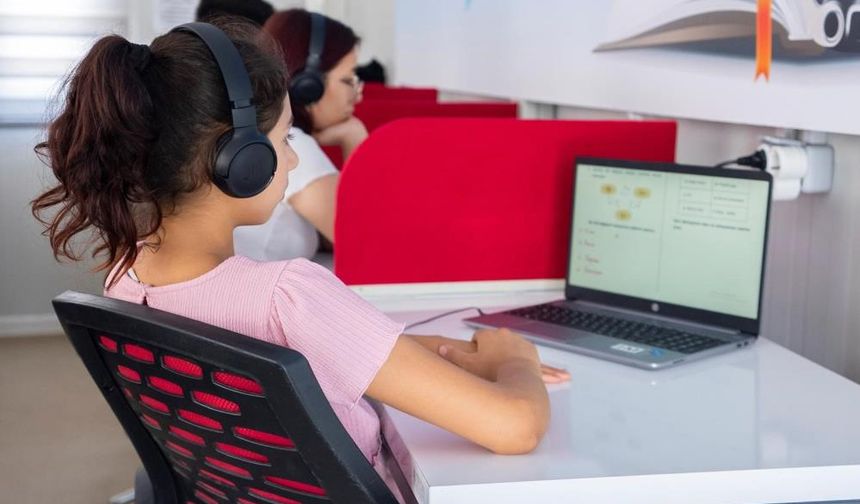 Deprem Bölgesinde Öğrencilere 100. Yıl Kütüphaneleri