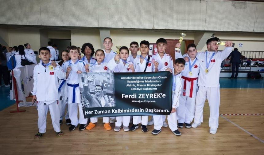 Madalyalar Ferdi Zeyrek'in Anısına Armağan Edildi