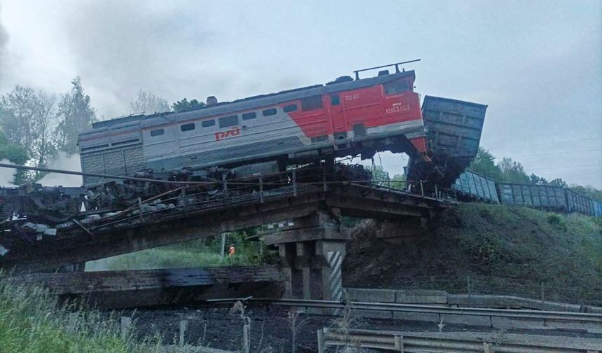 Köprü, yolcu dolu trenin üzerine çöktü: 7 ölü