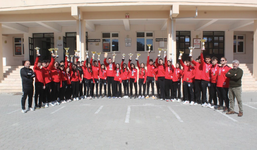 TOKİ Şehit İsmail Tetik Anadolu Lisesi Atletizmde Zirveyi Bırakmıyor