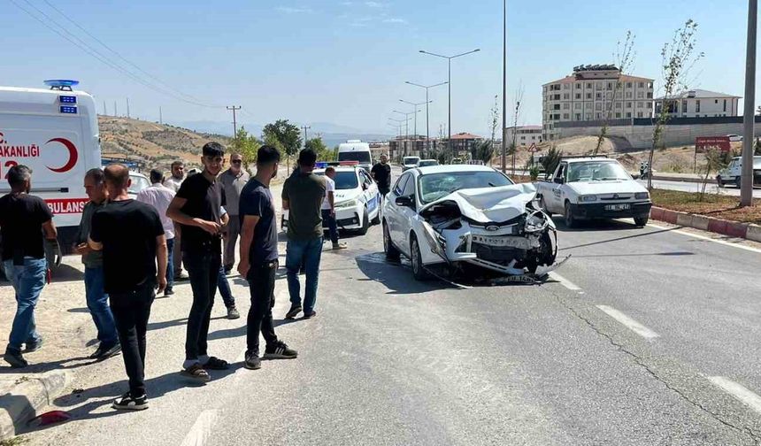 iki otomobil çarpıştı: 2 yaralı