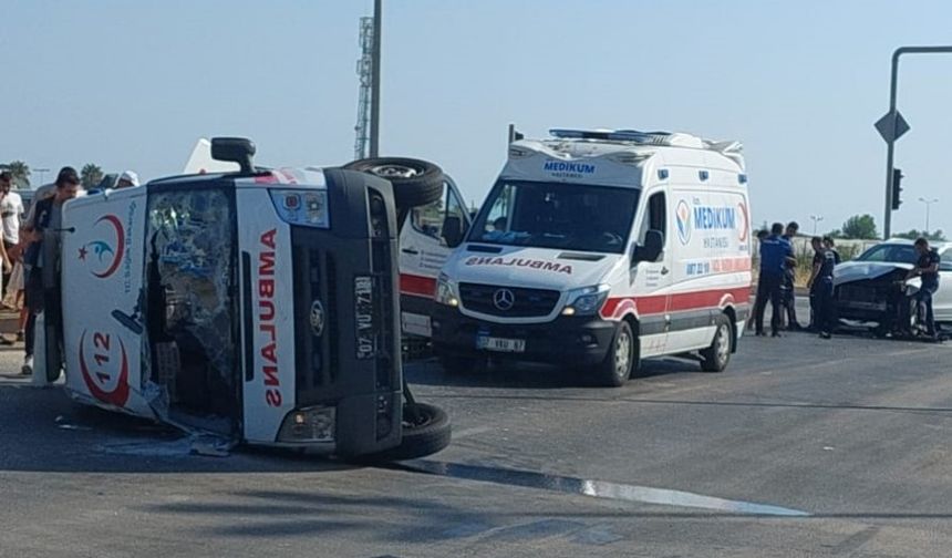 Hasta taşıyan ambulans kaza yaptı