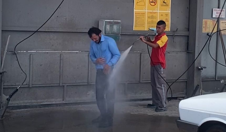 Sıcaktan bunalan kişi çareyi oto yıkamacıda buldu