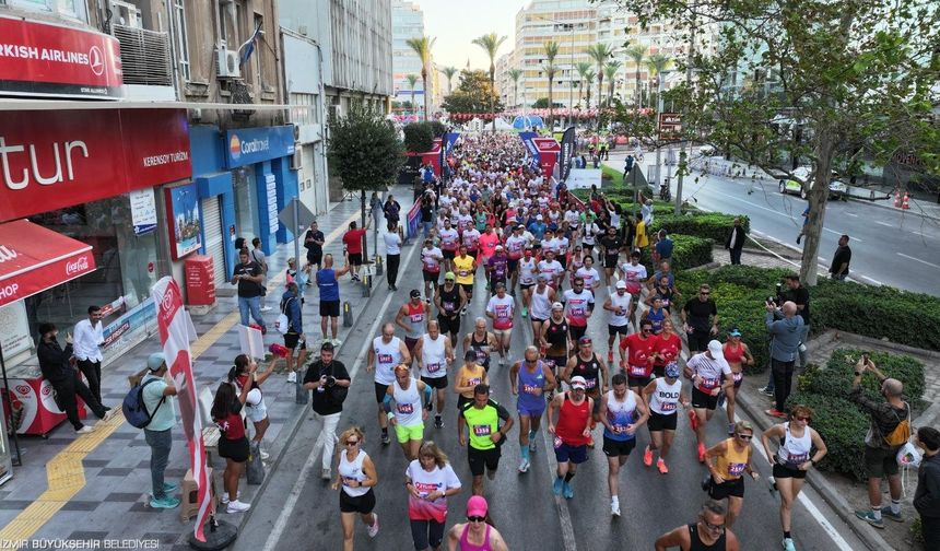 Uluslararası 9 Eylül İzmir Yarı Maratonu renkli görüntülere sahne oldu