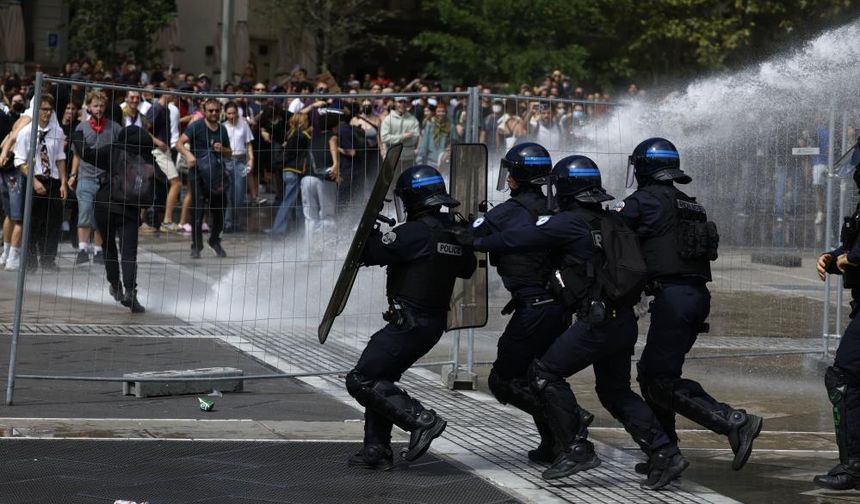 Fransa'daki protestolarda gözaltı sayısı 473'e yükseldi