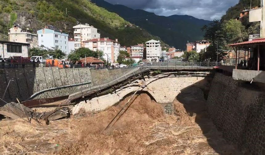 Sel suları tarihi köprüyü yıktı