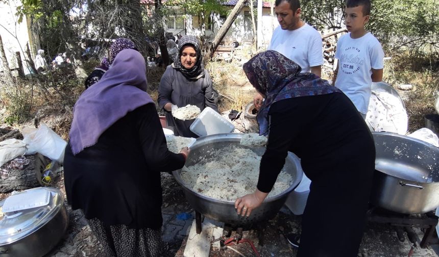 Geleneksel Bayram'da dağıtılacak yemek için kilolarca malzeme kullandılar
