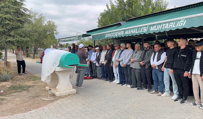 Kazada hayatını kaybeden genç kız gelinlikle uğurlandı