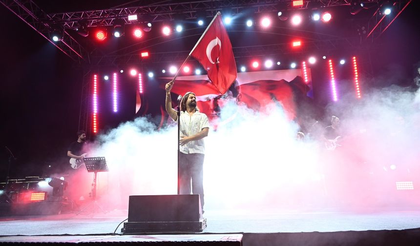 Bozüyük’te Sevilen Sanatçı Koray Avcı’dan Muhteşem Kurtuluş Konseri