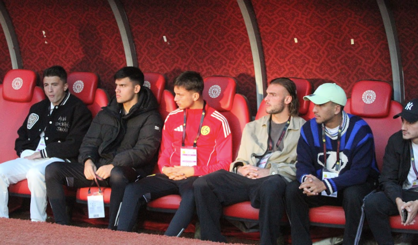 Kadroya Giremeyen Oyuncular Tribünden Destek Verdi