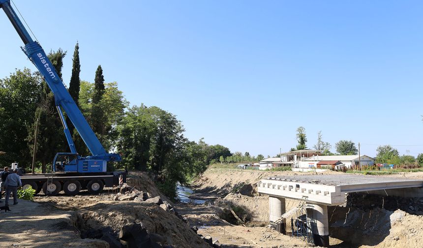 2 ilçe ve 20 mahalleyi bağlayan köprü yükseliyor