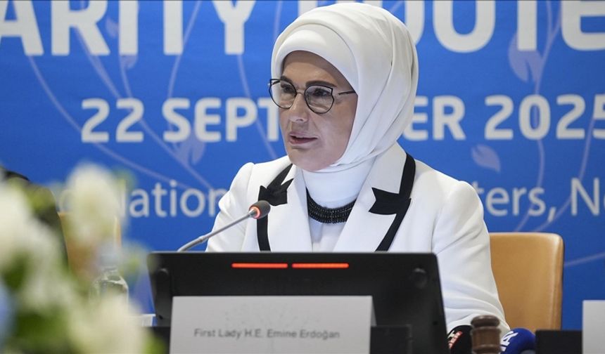 Emine Erdoğan: "Türkiye barışın aileden geçtiğine inanıyor."