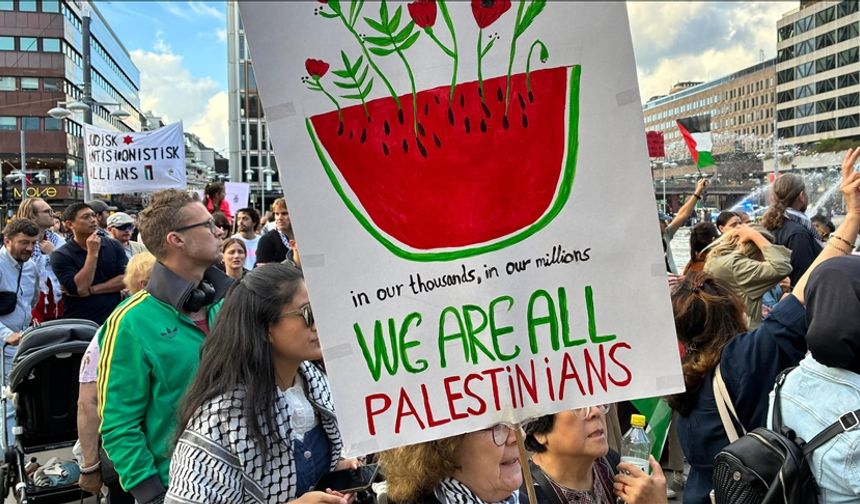 İsveç'te yüzlerce kişi Gazze soykırımını protesto etmek için yürüdü.