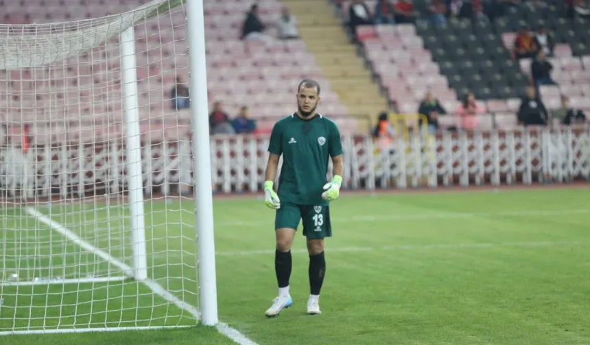 Rakip Kaleci Tepki Topladı