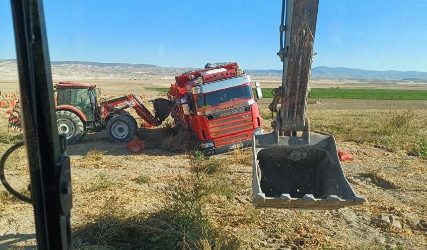 Tonlarca soğan taşıyan tır ıslak arazide toprağa gömüldü