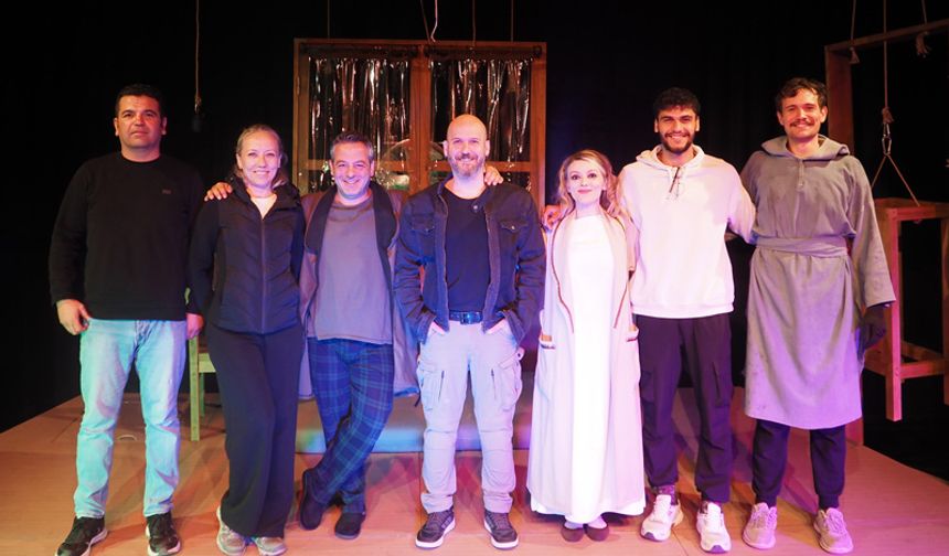 “İki Kişilik Hezeyan” tiyatroseverlerle buluştu