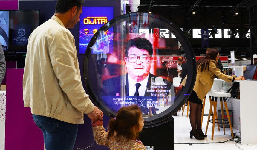 Turgut Özal hologram yöntemiyle Bilişim Fuarı’nda