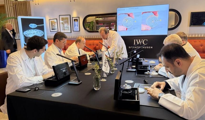 Milyonluk İsviçre saatlerini parçalayıp topladılar