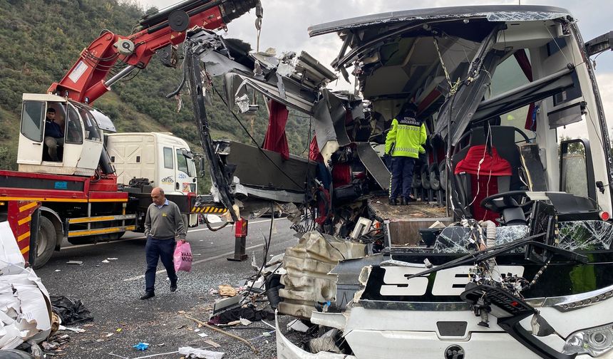 Osmaniye’de feci kaza: Yolcu otobüsü tıra çarptı, 6 ölü!