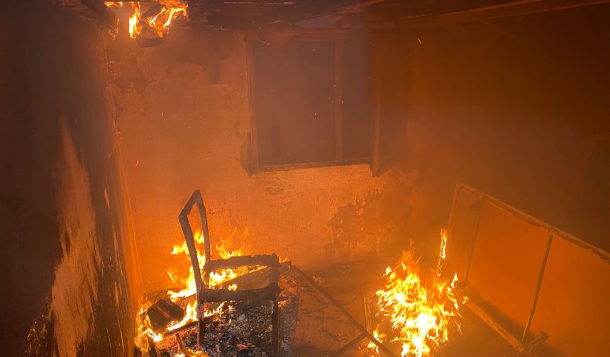 Terk edilmiş evde yangın